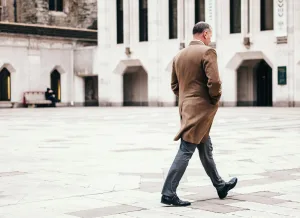 Una recente ricerca scientifica ha rivelato un trucco sorprendentemente semplice per bruciare più calorie durante una camminata; e sì, funziona perfettamente anche se sei un uomo con una vita piena di impegni.