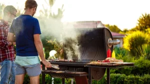 Scopri i segreti per organizzare il barbecue perfetto: dalla scelta della carne alla birra giusta, passando per trucchi di grigliata e condimenti