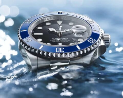 Il Rolex Submariner non è solo un orologio: è una leggenda nel mondo dell’orologeria. Simbolo di precisione svizzera, design intramontabile e resistenza estrema, rappresenta la perfetta fusione tra lusso e funzionalità. Nato per affrontare le profondità marine, è diventato un must-have anche sulla terraferma.