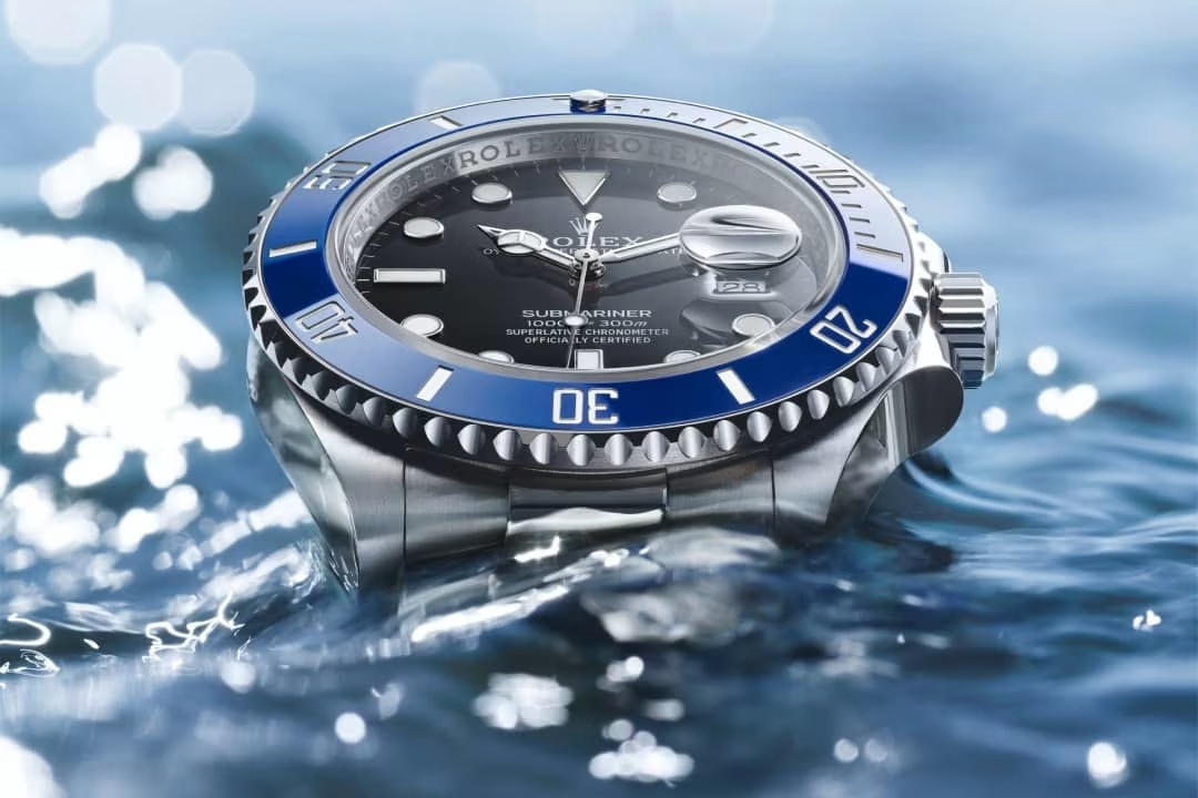 Il Rolex Submariner non è solo un orologio: è una leggenda nel mondo dell’orologeria. Simbolo di precisione svizzera, design intramontabile e resistenza estrema, rappresenta la perfetta fusione tra lusso e funzionalità. Nato per affrontare le profondità marine, è diventato un must-have anche sulla terraferma.