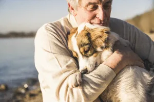 uomo anziano abbraccia cane