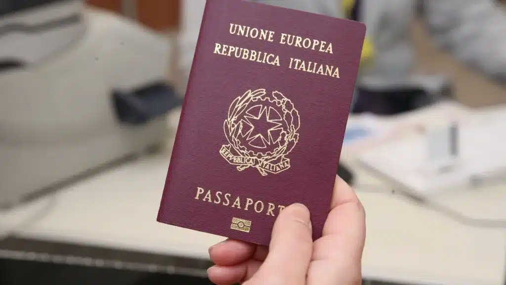 La Camera ha dato il via libera definitivo al decreto cittadinanza, che ora è legge: il provvedimento è passato con 137 voti favorevoli, 83 contrari e 2 astenuti. Tra le novità più rilevanti ci sono una stretta sulle modalità di acquisizione della cittadinanza per discendenza, nuove regole per i minori stranieri apolidi e una quota aggiuntiva per gli oriundi nel decreto flussi.