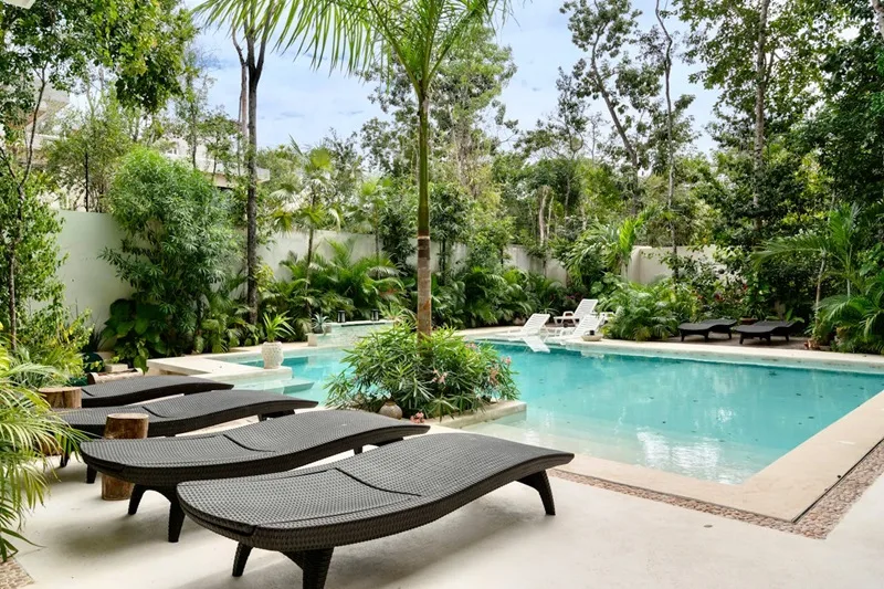 Il lettino da giardino, allora, incarna alla perfezione il concetto di riposo all’aperto, profilandosi come un alleato indispensabile per vivere gli spazi aperti con praticità ma anche con stile