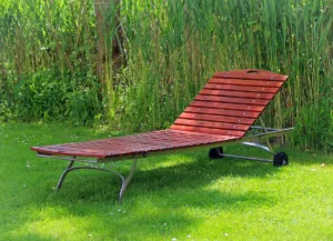 Il lettino da giardino: comfort e stile all’aria aperta