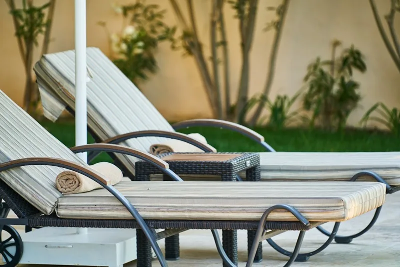 Il lettino da giardino, allora, incarna alla perfezione il concetto di riposo all’aperto, profilandosi come un alleato indispensabile per vivere gli spazi aperti con praticità ma anche con stile