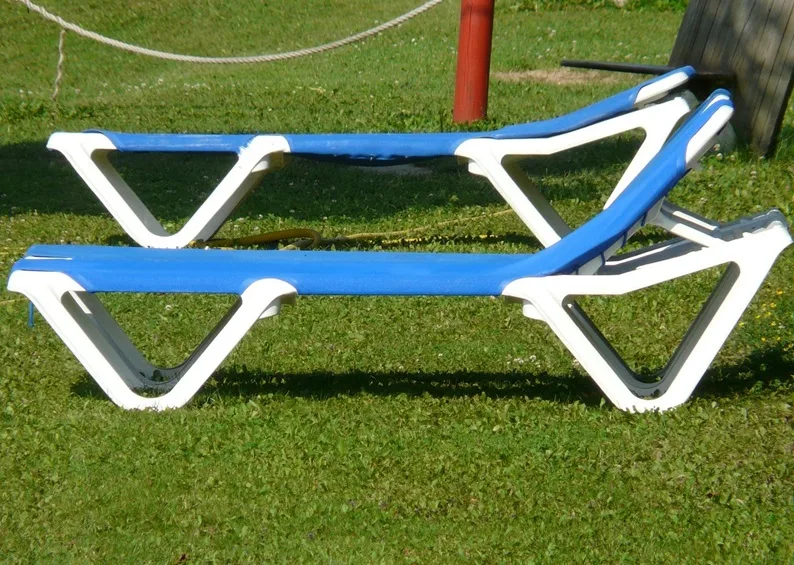Il lettino da giardino, allora, incarna alla perfezione il concetto di riposo all’aperto, profilandosi come un alleato indispensabile per vivere gli spazi aperti con praticità ma anche con stile