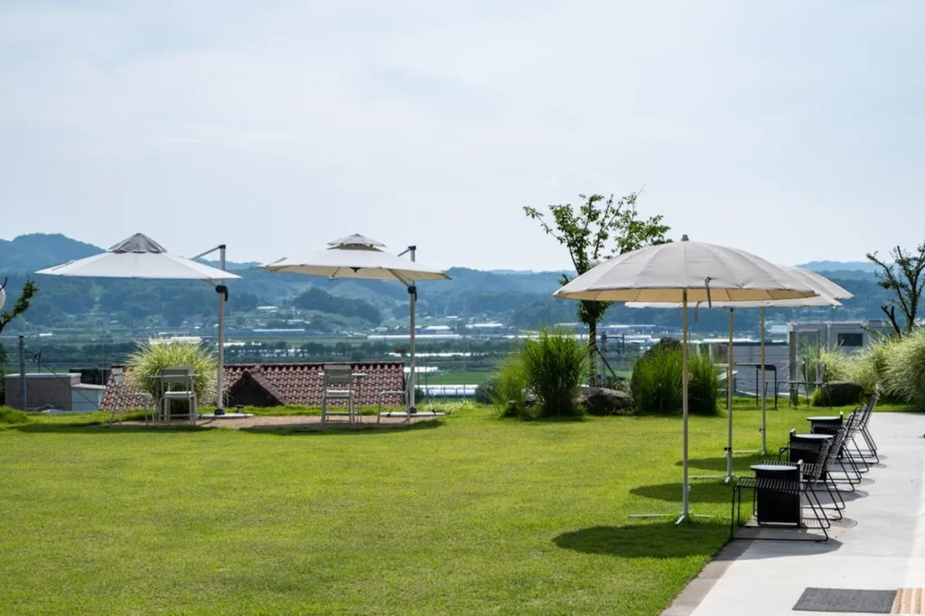 Fondamentale è però contare su uno spazio accogliente e ben organizzato, in cui nulla sia lasciato al caso, ove trovare relax, intrattenersi piacevolmente con familiari ed amici, o, semplicemente, immergersi nello splendore del paesaggio circostante, con i suoi colori e i suoi odori caratteristici. Un elemento determinante per rendere confortevole ed al contempo funzionale il proprio giardino è senza dubbio l’ombrellone, un classico dell’arredo outdoor che coniuga squisitamente praticità e stile.