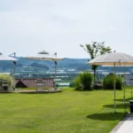 Fondamentale è però contare su uno spazio accogliente e ben organizzato, in cui nulla sia lasciato al caso, ove trovare relax, intrattenersi piacevolmente con familiari ed amici, o, semplicemente, immergersi nello splendore del paesaggio circostante, con i suoi colori e i suoi odori caratteristici. Un elemento determinante per rendere confortevole ed al contempo funzionale il proprio giardino è senza dubbio l’ombrellone, un classico dell’arredo outdoor che coniuga squisitamente praticità e stile.