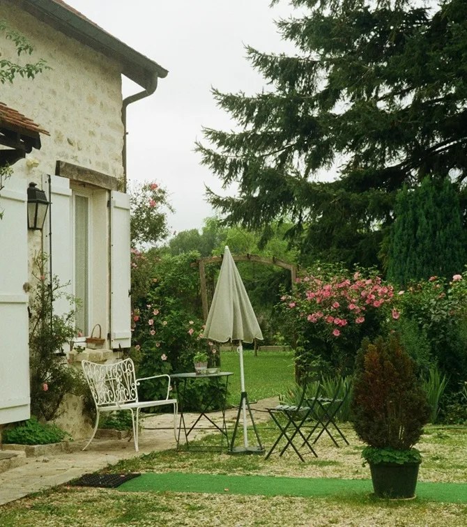 Fondamentale è però contare su uno spazio accogliente e ben organizzato, in cui nulla sia lasciato al caso, ove trovare relax, intrattenersi piacevolmente con familiari ed amici, o, semplicemente, immergersi nello splendore del paesaggio circostante, con i suoi colori e i suoi odori caratteristici.

Un elemento determinante per rendere confortevole ed al contempo funzionale il proprio giardino è senza dubbio l’ombrellone, un classico dell’arredo outdoor che coniuga squisitamente praticità e stile.