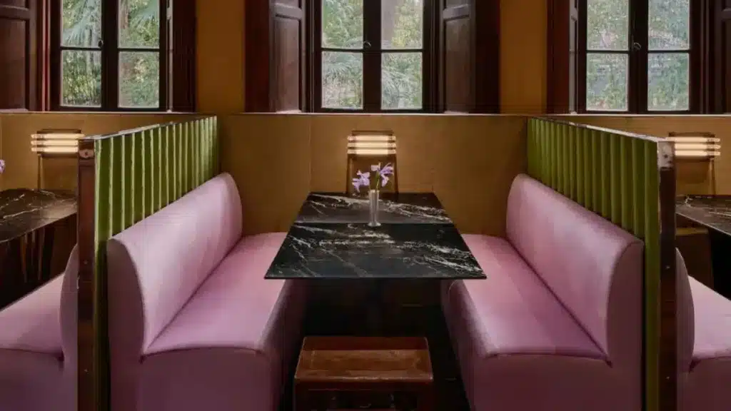 Nel cuore della metropoli cinese nasce l’oasi gastronomica firmata Prada, dove cinema, arte e cucina si incontrano sotto la regia del maestro Wong Kar Wai. Prada ha deciso di stupire ancora. Stavolta lo fa con un progetto raffinato e ambizioso: un ristorante a Shanghai, nel cuore pulsante della Cina contemporanea. Si chiama Mi Shang Prada Rong Zhai ed è molto più di un locale: è un'esperienza sensoriale e culturale, un ponte tra due mondi – quello italiano e quello cinese – cucito con la stessa cura con cui si realizza un abito d’alta moda.