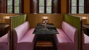 Nel cuore della metropoli cinese nasce l’oasi gastronomica firmata Prada, dove cinema, arte e cucina si incontrano sotto la regia del maestro Wong Kar Wai. Prada ha deciso di stupire ancora. Stavolta lo fa con un progetto raffinato e ambizioso: un ristorante a Shanghai, nel cuore pulsante della Cina contemporanea. Si chiama Mi Shang Prada Rong Zhai ed è molto più di un locale: è un'esperienza sensoriale e culturale, un ponte tra due mondi – quello italiano e quello cinese – cucito con la stessa cura con cui si realizza un abito d’alta moda.