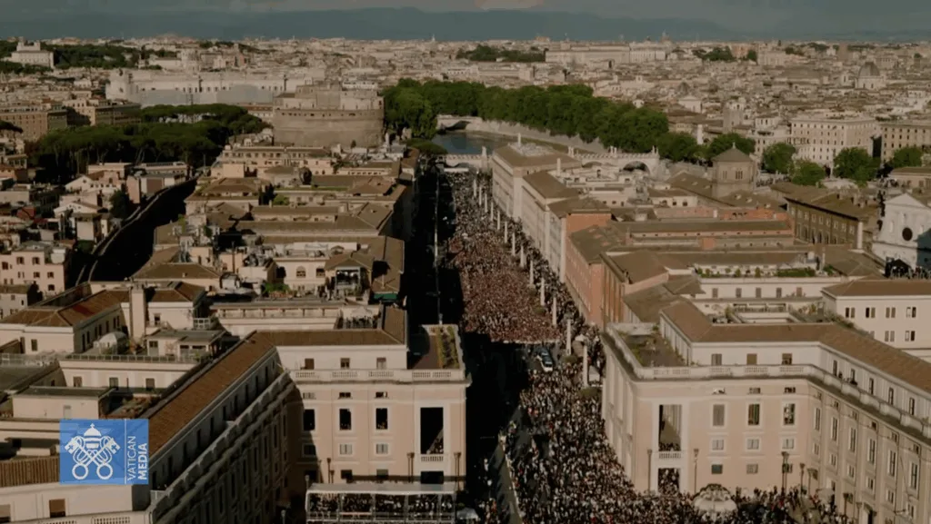 Folla accorsa a San Pietro per Salutare Papa | Credits: Vatican Media Live