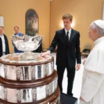 Incontro fra Leone XIV e Jannik Sinner: il tennista porta in dono una racchetta.