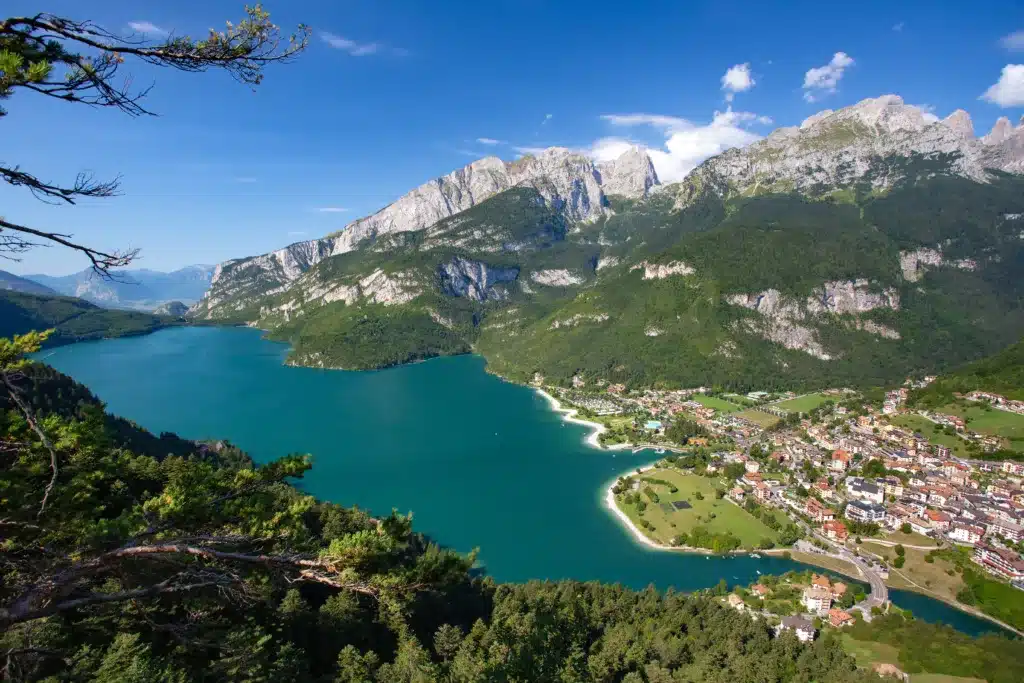 Il Lago di Molveno: Paradiso per gli Sport Acquatici e Outdoor per l'Estate 2025
