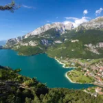 Il Lago di Molveno: Paradiso per gli Sport Acquatici e Outdoor per l'Estate 2025