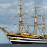 Il progetto che unisce arte, storia e mare arriva nelle città italiane. Il progetto “Il Vespucci incontra la cultura”, trasforma il celebre veliero Amerigo Vespucci in ambasciatore d’arte. Durante le tappe italiane del suo Tour Mediterraneo, chi visiterà le città in cui approda la nave scuola della Marina Militare potrà entrare nei musei con un biglietto scontato. Un’iniziativa che avvicina le persone alla bellezza del nostro patrimonio culturale, rendendolo più accessibile, in un’inedita sinergia tra terra e mare.