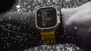 Apple si prepara a presentare i prossimi Apple Watch Ultra. E le novità su questi nuovi orologi digitali promettono davvero bene. La serie degli Apple Watch Ultra viene migliorata costantemente da Apple, che ogni volta ha intenzione di lanciare un nuovo prodotto tech che faccia impazzire i suoi utenti. Gli ultimi aggiornamenti che hanno a che fare con la terza generazione di questi orologi digitali, ci è sicuramente riuscita da quello che abbiamo visto.