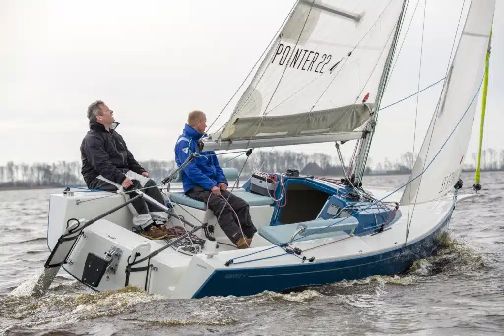 Daysailer e piccoli cabinati: le barche a vela ideali per chi inizia a navigare nel 2025