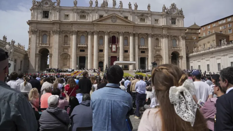 Conclave, Prima Fumata Nera: Tanti Fedeli in Attesa (ed un gabbiano) in Piazza San Pietro. Conclave, Prima Fumata Nera: Tanti Fedeli in Attesa (ed un gabbiano) in Piazza San Pietro.
