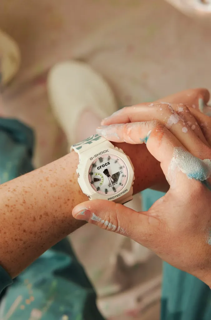 Casio e Crocs, due icone della cultura pop e dello stile funzionale, lanciano la loro prima partnership con un prodotto che promette di ridefinire il concetto di accessorio maschile: la G-SHOCK x Crocs Echo Wave.