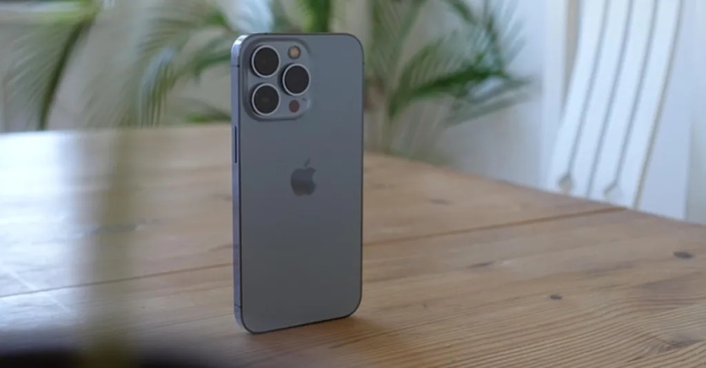 I cellulari di Apple non funzionano più, e la colpa pare che sia proprio di un recente aggiornamento.

Apple si premura da sempre di rilasciare degli update che siano in grado di migliorare le funzioni dei suoi cellulari. Ma diventa un problema se l'aggiornamento, invece, non permette alle persone di utilizzare gli iPhone correttamente.