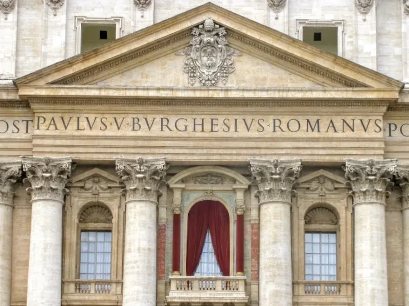 Dopo la fumata bianca, che annuncia l'elezione del nuovo Papa, si apre una fase di circa 45-60 minuti prima dell'annuncio ufficiale "Habemus Papam" dalla loggia centrale della Basilica di San Pietro. In questo intervallo: