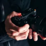 Seguendo le orme della già esistente FX3, la FX3a è la versione migliorata di una fotocamera già prestante, che non sembra avere troppi punti diversi da quella standard. A livello estetico pare che sia praticamente identica, e le funzionalità non mostrano differenze epocali. Eppure, un occhio attento, avrà già notato quelli che sono i dettagli importanti da non sottovalutare