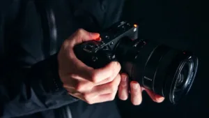 Seguendo le orme della già esistente FX3, la FX3a è la versione migliorata di una fotocamera già prestante, che non sembra avere troppi punti diversi da quella standard. A livello estetico pare che sia praticamente identica, e le funzionalità non mostrano differenze epocali. Eppure, un occhio attento, avrà già notato quelli che sono i dettagli importanti da non sottovalutare