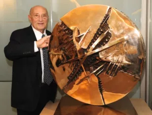 Il mondo dell’arte piange la scomparsa di Arnaldo Pomodoro, uno dei più grandi scultori contemporanei italiani, spentosi il 22 giugno 2025 nella sua casa di Milano, alla vigilia dei suoi 99 anni.