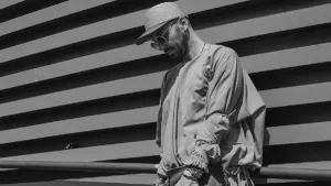 Al Pitti Uomo 108 (17-20 giugno 2025), la sezione Dynamic Attitude si conferma il laboratorio dell'abbigliamento maschile contemporaneo, dove sport e streetwear si fondono in una visione dinamica dell'eleganza moderna.
