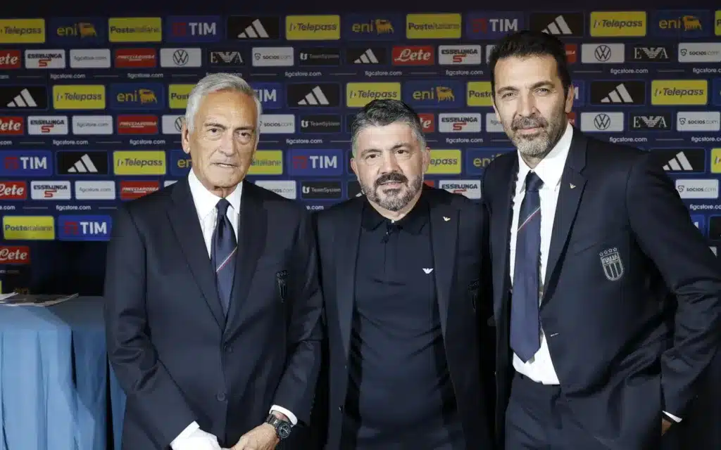 L’era di Gennaro Gattuso alla guida della Nazionale italiana è ufficialmente iniziata; la presentazione di ieri al Parco dei Principi ha offerto spunti chiari su cosa aspettarsi dalla sua gestione: una squadra che dovrà ritrovare identità, spirito di gruppo e, soprattutto, risultati.