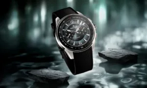 Preparatevi ad innamorarvi perdutamente. Jaeger-LeCoultre ha appena svelato la nuova versione del Polaris Chronograph con quadrante Ocean Grey, e credetemi quando vi dico che questo orologio non è semplicemente bello: è una dichiarazione d'amore all'alta orologeria svizzera che ti toglie il fiato.