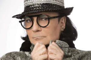 Renato Zero omaggia la grande musica internazionale con E meno male che non siamo dèi Can't Help Falling In Love
