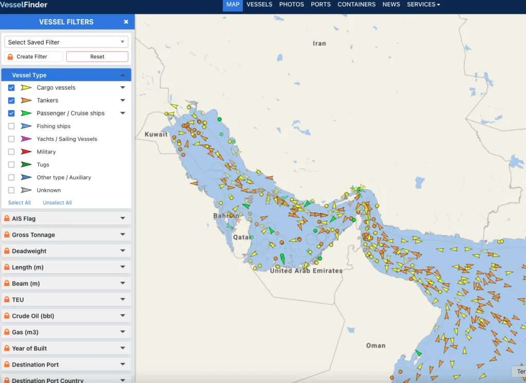 Per farvi rendere conto dell'impatto che potrebbe avere la chiusura dello Stretto di Hormuz vi mostriamo questo screen delle 11.30 del 15 giugno, da Vessel Radar; in evidenze le navi "commerciali" che attualmente sono in navigazione in quell'area.