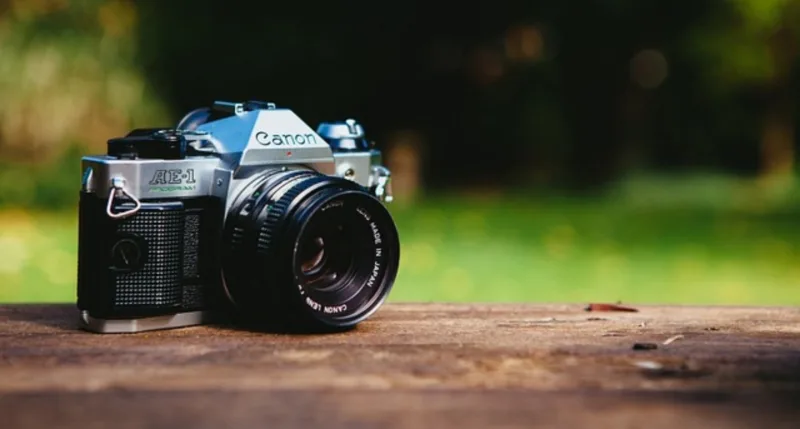 Canon ha mostrato un brevetto molto interessante. Presto presenterà una ottimizzazione ottica dell'immagine mai vista in precedenza. Un problema piuttosto frequente negli scatti fotografici è quello della bassa risoluzione dell'immagine. Per poter ottenere un certo effetto al momento dello scatto, purtroppo si deve sacrificare la qualità della foto in certi casi. Questo non sarà più necessario grazie alla nuova idea avuta da Canon.