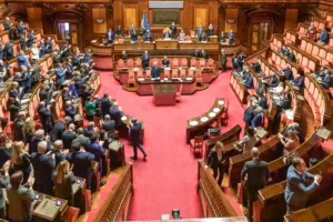 Il Decreto Sicurezza (DL 48/2025), uno dei provvedimenti bandiera del governo Meloni, è diventato oggi ufficialmente legge dopo il voto di fiducia al Senato, con 109 voti favorevoli, 69 contrari e un’astensione. Il testo era già stato approvato dalla Camera il 29 maggio scorso e la fiducia posta dal governo ha impedito ulteriori modifiche.