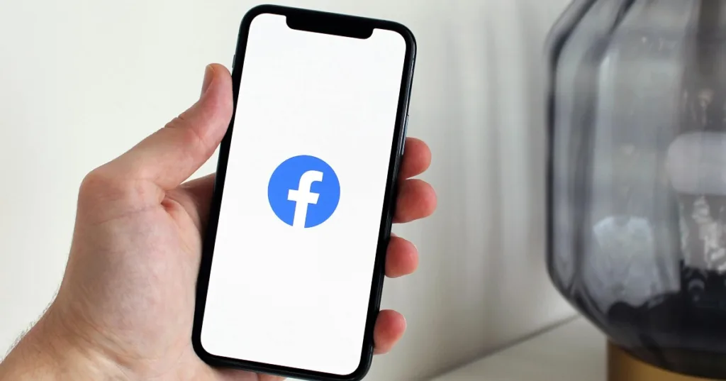 Si sta diffondendo una pericolosa truffa su Facebook, il famoso social network di Meta. E chiunque potrebbe andarci di mezzo in questo momento.

Difendersi dalle truffe può essere molto difficile nel periodo corrente, per il semplice fatto che stanno diventando sempre più insidiose e riescono ad incastrare persino gli utenti informati. Il caso della truffa su Facebook è un esempio lampante.