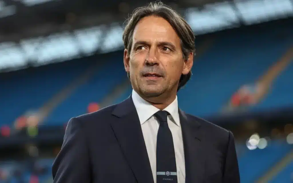 Simone Inzaghi ha ufficialmente lasciato l’Inter dopo quattro stagioni, annunciando la sua decisione in un incontro con la dirigenza nerazzurra. Il tecnico ha scelto di accettare l’offerta faraonica dell’Al Hilal, club dell’Arabia Saudita, dove inizierà una nuova avventura già nel prossimo weekend, firmando un contratto triennale. La decisione di Inzaghi è stata influenzata soprattutto dalla forte delusione per la pesante sconfitta per 5-0 nella finale di Champions League contro il PSG, un ko storico che ha segnato la fine di un ciclo lungo e stressante. A pesare è stato anche un senso di stanchezza accumulato in questi anni all’Inter, nonostante le soddisfazioni ottenute, come lo scudetto, due Coppe Italia e tre Supercoppe Italiane. L’approdo in Arabia Saudita, come spesso accade per molti allenatori e giocatori, è motivato principalmente da un’offerta economica molto vantaggiosa, difficile da rifiutare per chi ha già raggiunto importanti traguardi in Europa. L’Al Hilal ha proposto a Inzaghi un contratto generoso che rappresenta una vera e propria “faraonica” proposta, una delle ragioni principali per cui molti scelgono di trasferirsi in questa nuova realtà calcistica in forte espansione. In conclusione, l’addio di Inzaghi all’Inter segna la fine di un’era positiva ma conclusa bruscamente, mentre il suo trasferimento in Arabia Saudita è emblematico del fenomeno attuale nel calcio, dove la componente economica gioca un ruolo decisivo nelle scelte di carriera di tecnici e giocatori.