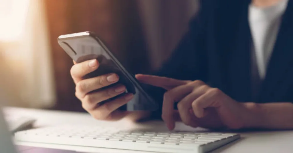 Gli sviluppatori di WhatsApp hanno mostrato un aggiornamento interessante e che potrebbe cambiare le carte in tavola. Abbiamo visto come Meta stia puntando a rendere WhatsApp più estetico, meno incentrato per una grafica semplice e pronto ad ogni esigenza da parte dei consumatori. Ma non possono essere lasciate da parte le funzioni principali, come anche possibili aggiunte che potrebbero rendere l'applicazione sempre più interessante.