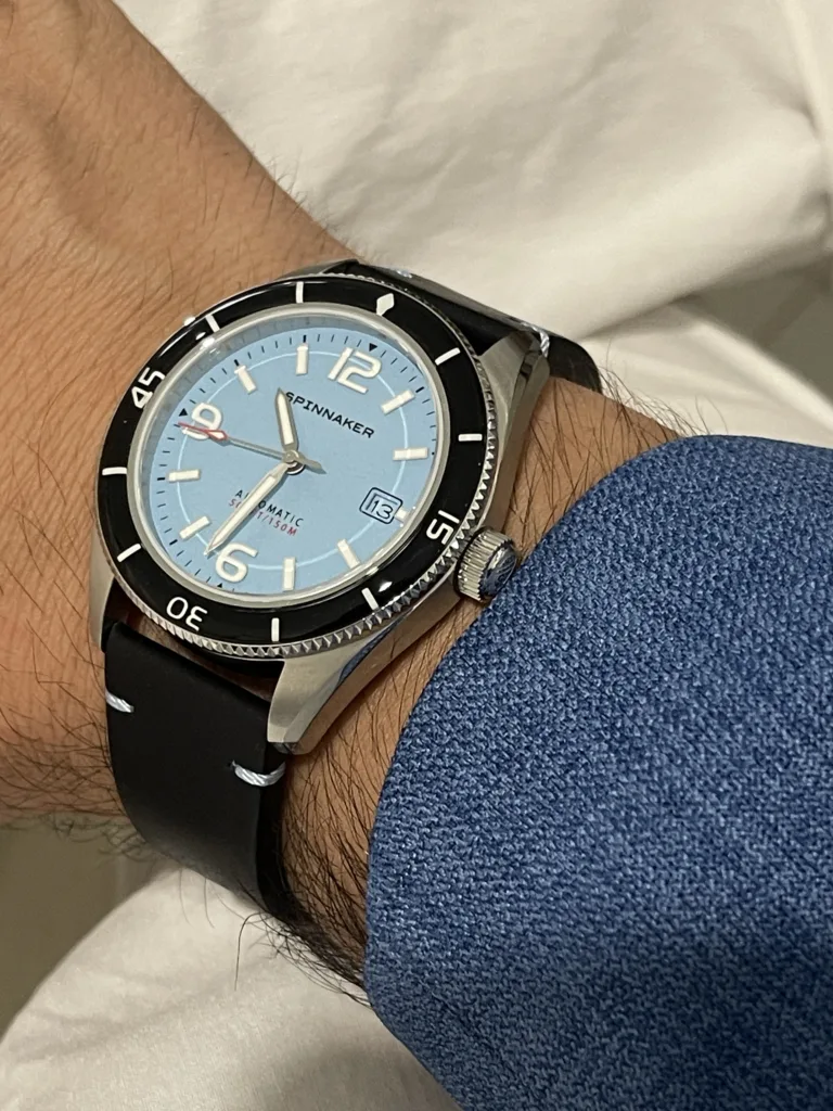 Spinnaker Fleuss SP-5055: Quando l'Azzurro Tiffany Incontra l'Eleganza Nautica