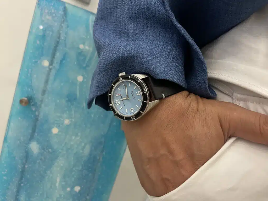 Spinnaker Fleuss SP-5055: Quando l'Azzurro Tiffany Incontra l'Eleganza Nautica