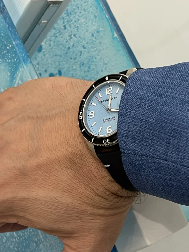 Spinnaker Fleuss SP-5055: Quando l'Azzurro Tiffany Incontra l'Eleganza Nautica