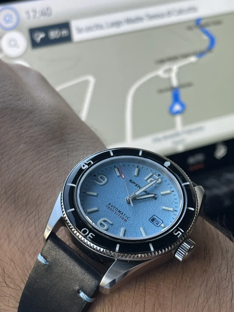 Spinnaker Fleuss SP-5055: Quando l'Azzurro Tiffany Incontra l'Eleganza Nautica