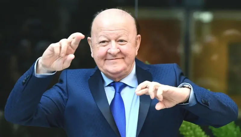 Oggi Massimo Boldi spegne ottanta candeline; per milioni di noi italiani, Cipollino non è soltanto un personaggio, ma una delle maschere più riconoscibili del nostro cinema e della nostra tv.