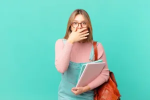 Negli ultimi giorni, la scena educativa italiana è stata scossa da due casi emblematici: studenti che hanno conseguito la maturità senza sostenere l’esame orale, scegliendo deliberatamente di fare scena muta. L’episodio più recente riguarda Maddalena Bianchi, liceale di Belluno, che ha rifiutato il colloquio come forma di protesta contro un sistema scolastico percepito come distante e competitivo.