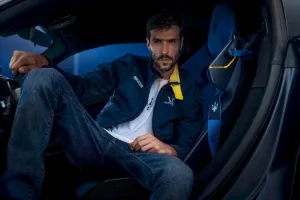 Il rombo dei motori di Misano ha fatto da colonna sonora al debutto di una collaborazione che promette di far battere più forte il cuore degli appassionati di motorsport: Sparco X Maserati, la nuova collezione fan gear nata dall'unione tra il leggendario marchio di abbigliamento tecnico e il Tridente più prestigioso delle corse.
