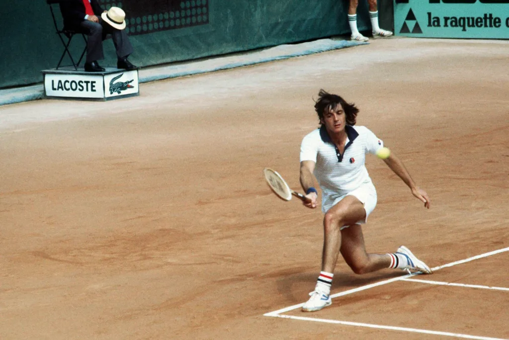 Oggi Adriano Panatta compie 75 anni; un traguardo che non è solo anagrafico, ma simbolico: Panatta è stato molto più di un campione.