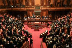 Giustizia divisa in due: approvata la riforma sulla separazione delle carriere, scoppiano le proteste.