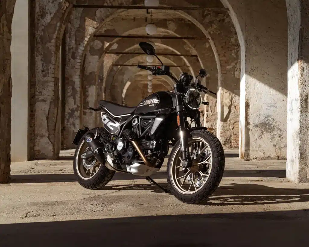 Ducati Scrambler Full Throttle 2025: street tracker nero-bronzo, pura sostanza