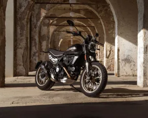Ducati Scrambler Full Throttle 2025: street tracker nero-bronzo, pura sostanza